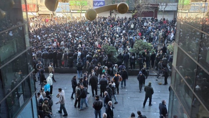 Riyal Çöktü, Tahran Ayakta: Esnaf ve Öğrencilerden Protesto