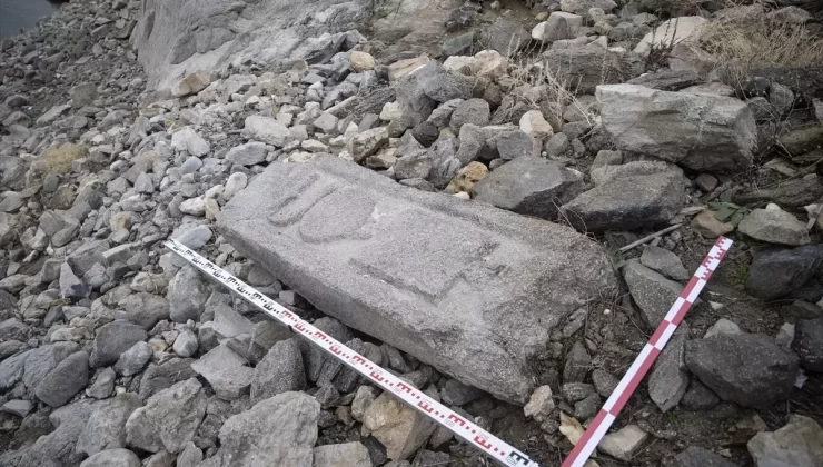 Tunceli’de baraj gölünün çekilmesiyle tarihi sanduka parçası bulundu