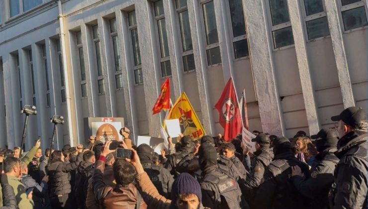 İstanbul Üniversitesi’nde Halep’teki Saldırılara Karşı Eylem: Polis Müdahale Etti, Gözaltılar Var