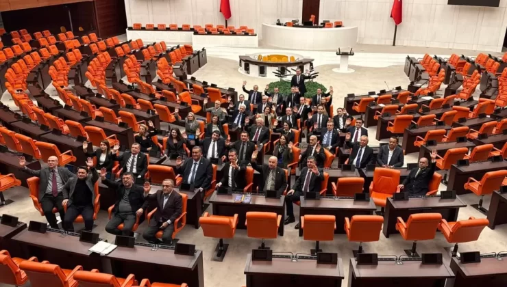 CHP’den Meclis’te Emekli Nöbeti: Özgür Özel’den Sert Tepki