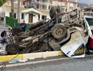 İnşaat işçilerini taşıyan kamyonet devrildi: 2 can kaybı, 1 ağır yaralı