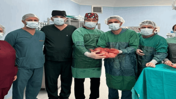 Karnından 4,5 kiloluk kitle çıktı