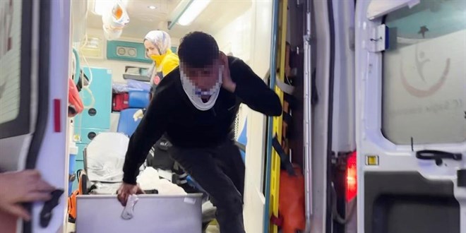 Bıçaklanarak yaralandılar, sedyeden atlayıp gazetecilere saldırdılar