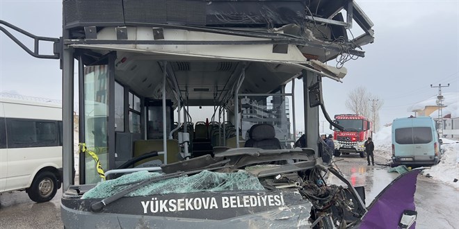Hakkari’de otobüs ile minibüs çarpıştı! 18 yaralı