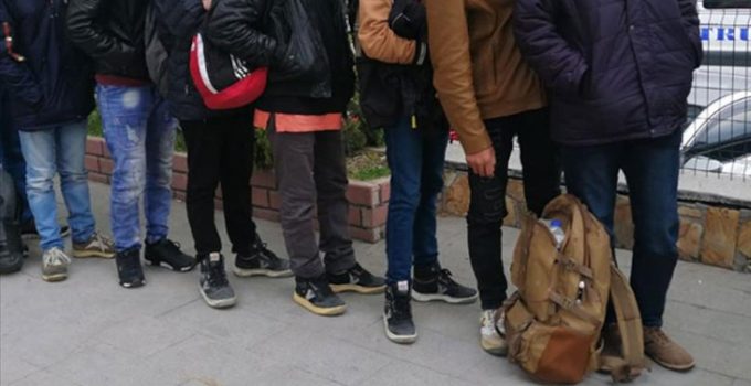 Hatay’da şaşırtan yöntem: Hayvan gübresiyle kamufle edilen araçtan 19 göçmen çıktı