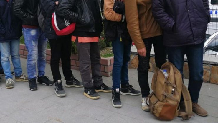 Hatay’da şaşırtan yöntem: Hayvan gübresiyle kamufle edilen araçtan 19 göçmen çıktı