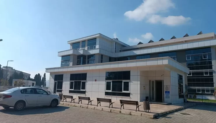 İzmir’de evinin önünde silahlı saldırıya uğrayan genç hayatını kaybetti