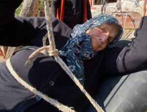 82 yaşındaki kadın, 20 yıldır çelik telli teleferikle evine ulaşıyor