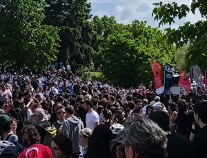 Bilgi Üniversitesi’nde eyleme devam eden öğrencilere polisten müdahale