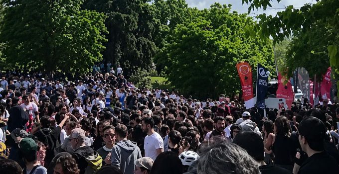 Bilgi Üniversitesi’nde eyleme devam eden öğrencilere polisten müdahale