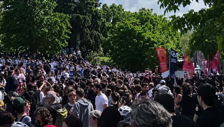 Bilgi Üniversitesi’nde eyleme devam eden öğrencilere polisten müdahale