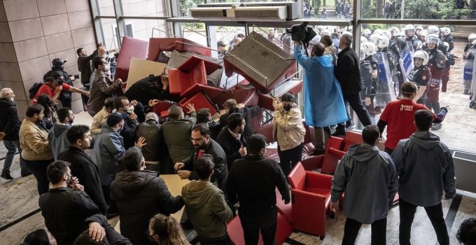 CHP Genel Merkezi arbede sonrası savaş alanına döndü