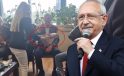 CHP Genel Merkezi’ne giren Kılıçdaroğlu’nun ekibi çikolata dağıttı