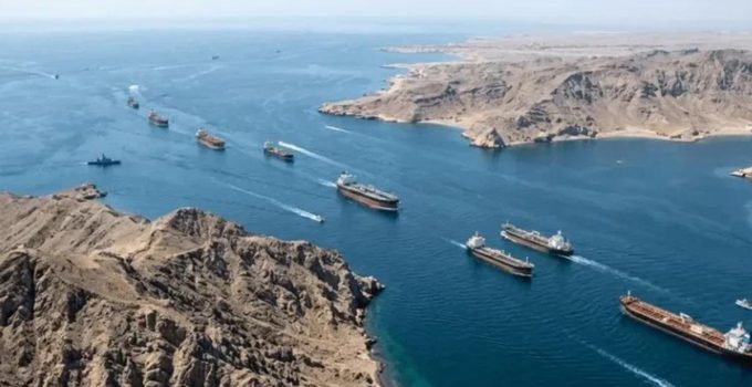 Hürmüz Boğazı’nda yaklaşık iki bin gemi ve 20 bin kişi mahsur kaldı
