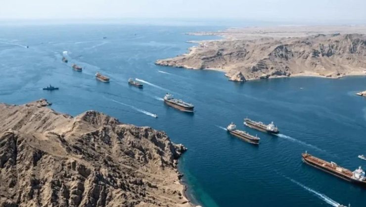Hürmüz Boğazı’nda yaklaşık iki bin gemi ve 20 bin kişi mahsur kaldı