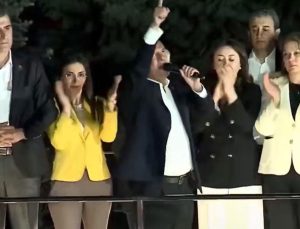Özel, CHP Genel Merkezi önünde toplanan kalabalığa seslendi: Hiçbir yere gitmiyorum