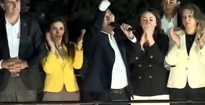 Özel, CHP Genel Merkezi önünde toplanan kalabalığa seslendi: Hiçbir yere gitmiyorum