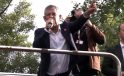 Özgür Özel, TBMM önünden kalabalığa seslendi: Sıktım dişimi ama artık yeter