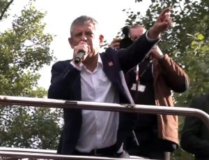 Özgür Özel, TBMM önünden kalabalığa seslendi: Sıktım dişimi ama artık yeter